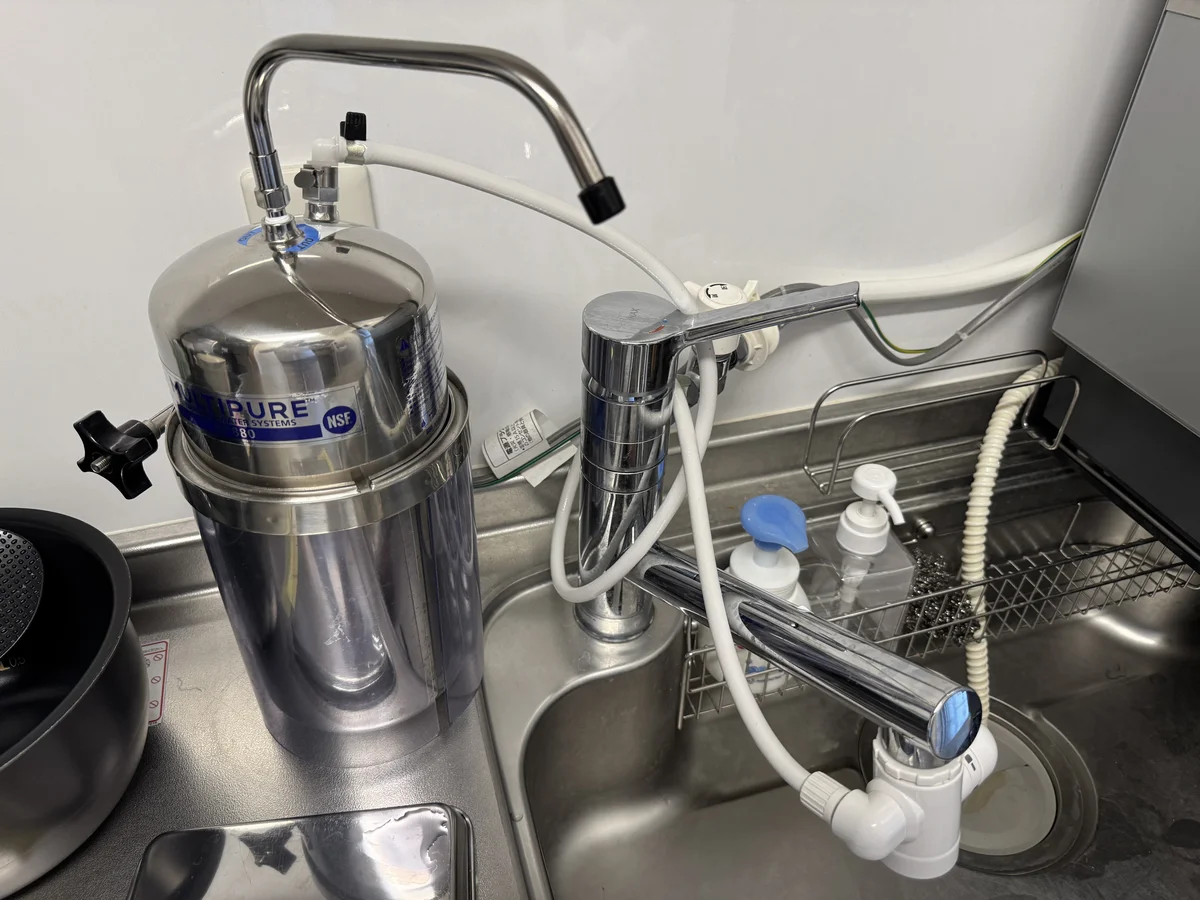 シンク横に設置したマルチピュア浄水器の全景。蛇口と本体をホースでつないだ実際の使用環境