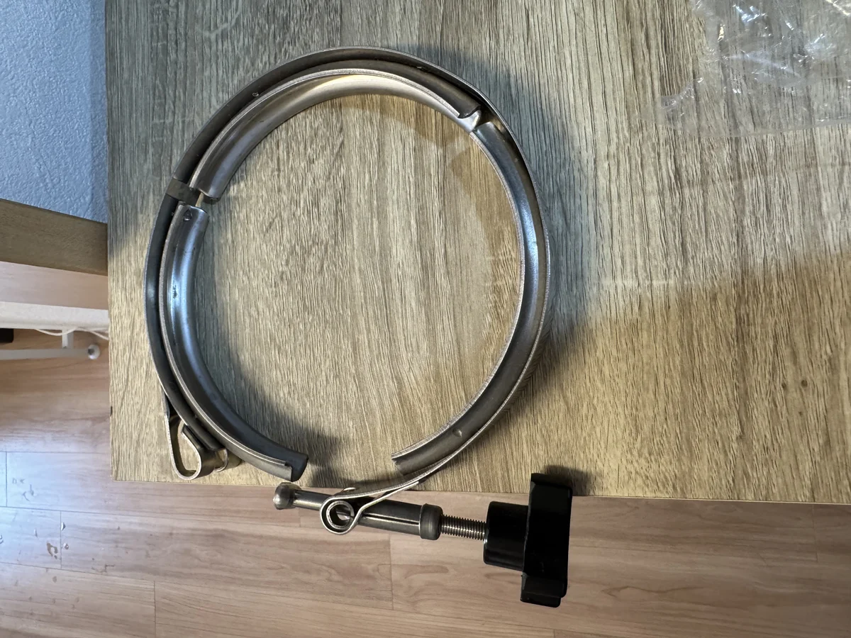 本体の上下を固定する金属製のVバンド。ネジ式の締め付け金具が付いている